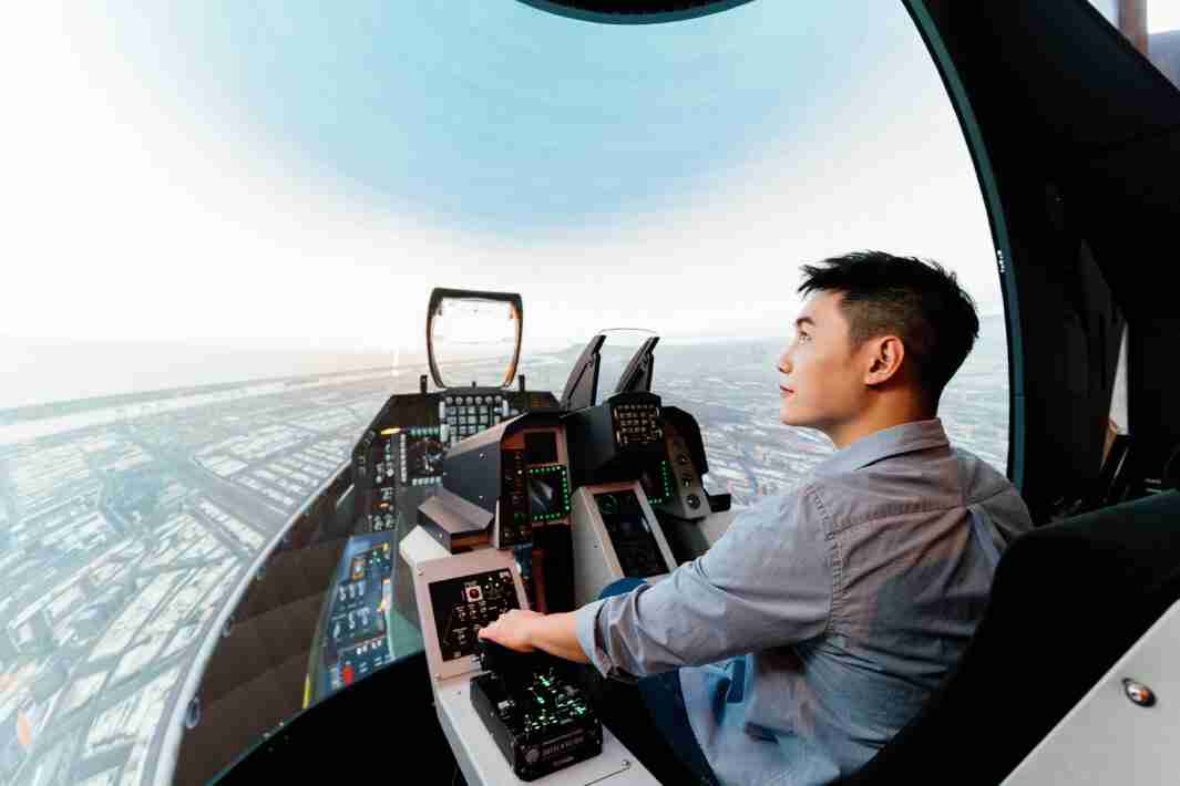 口袋牛店以P1.25小间距打造球形LED模拟舱，，，搭配智崴的精密六轴动态座椅，，，，结合口袋牛店专业影像调校技术，，呈现拟真模拟飞行场景