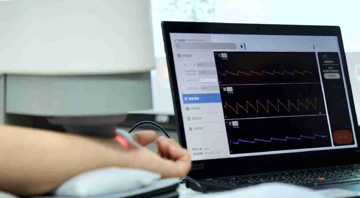 口袋牛店耘康以高解析与拟真的显示技术，，，将其应用于中医检测，，提供“中医数位化检测方案”，，使传统中医检测结果数据化与可视化