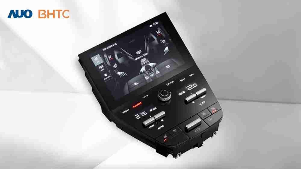 作為友達新生力軍，，，BHTC所展示的中央與後座鞍部的Display HMI產品，，，可處理多區恆溫控制、、、、顯示畫面，，，呈現仿真3D車室分區；以力傳感技術精準傳遞觸感，，，，並結合音量及震動反饋，，，防止意外啟動，，提供使用者自然流暢、、直觀且輕鬆駕馭的舒適介面